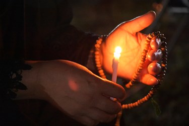 روشن کردن شمع توسط دلسوختگان حسینی در شام غریبان 