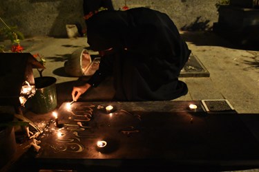 روشن کردن شمع و عرض ارادت بر مزار شهید گمنام، به یاد شهدای کربلا در شام غریبان حسینی