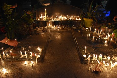 روشن کردن شمع و عرض ارادت بر مزار شهدای گمنام، به یاد شهدای کربلا در شام غریبان حسینی