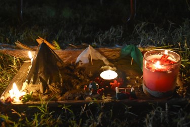 به تصویر کشیدن صحرای کربلا  و انگشتر امام حسین و برافروختن شمع عزا در شب شام غریبان