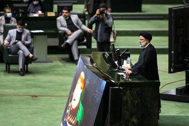 سخنرانی آیت الله رئیسی برای دفاع از برنامههای وزرای پیشنهادی در مجلس شورای اسلامی