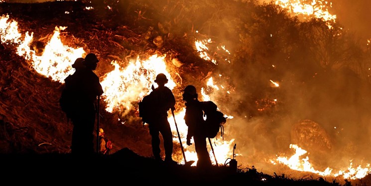 مهار آتش در ارتفاعات «بُندر بارده» عنبرآباد پس از ۱۵ ساعت