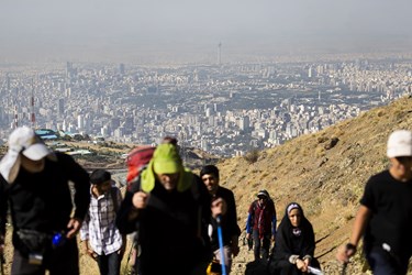 کوهپیمایی عزاداران حسینی به سمت تپه نورالشهدا کلکچال