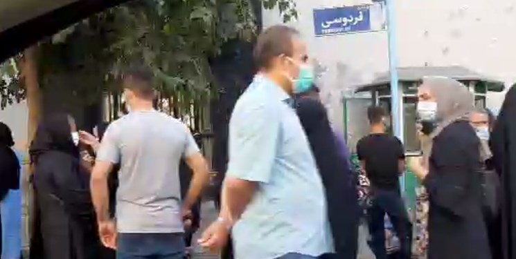 صف‌های طولانی مهاجران افغان مقابل سفارت‌خانه‌های خارجی در تهران+ فیلم