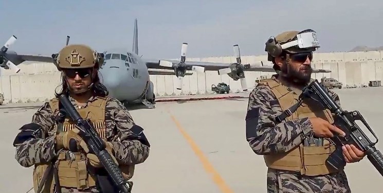 نماینده آمریکایی: طالبان شهروندان آمریکایی را در فرودگاه گروگان گرفته است