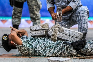 اجرای حرکات رزمی در مراسم اختتامیه مسابقات بین المللی نظامی اربابان سلاح دراصفهان