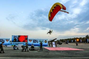 فرود چترباز در مراسم اختتامیه مسابقات بین المللی نظامی اربابان سلاح در اصفهان