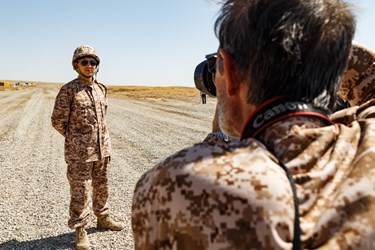 در حاشیه مراسم اختتامیه مسابقه رزم آوران عکاس دوران دفاع مقدس بهزاد پروین‌قدس در حال عکاسی از فرزند خود امیرحسین در لباس نیروی زمینی سپاه پاسداران انقلاب اسلامی است