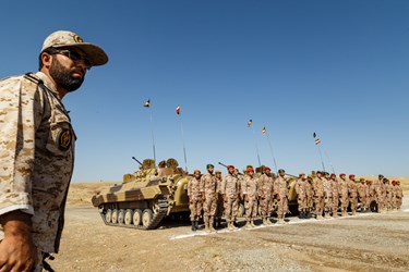 سرهنگ پاسدار جهانگیر علی‌نژاد جانشین تیپ مکانیزه امام زمان (عج) در حال بازدید میدان و آماده سازی تیم‌های برتر مسابقه رزم آوران تیپ مکانیزه امام زمان (عج) نیروی زمینی سپاه