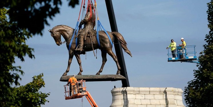 یکی از مجسمه‌های نماد برده‌داری در آمریکا برداشته شد