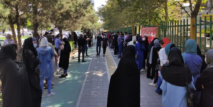 ازدحام دانشجویان دانشگاه آزاد مشهد مقابل پایگاه تزریق واکسن
