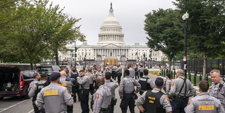 آماده باش پلیس کنگره و ماموران امنیتی جهت مقابله با تجمع هواداران ترامپ