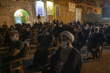 حضور مردم در مراسم اکران مستند دستمال سرخ ها در کهف الشهداء تهران