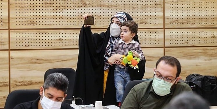 واکنش کاربران به حضور خبرنگار فارس به همراه فرزندش در نشست خبری
