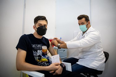 تزریق واکسن به مراجعه کنندگان بالای 18 سال در مرکز تجمیعی واکسیناسیون بوستان گفتگو
