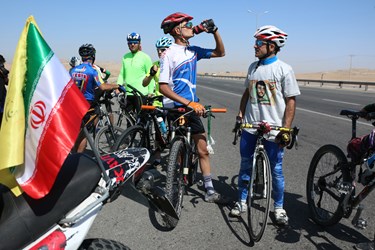  به دلیل طولانی بودن مسیر دوچرخه سواران به همراه خود آب آشامیدنی اورده اند که در بین مسیر توان رکاب زنی داشته باشند.