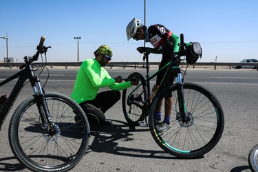 دوچرخه سوار تیوپ دوچرخه  را در بین مسیر در جاده مشهد ـ نیشابور تقویت می‌کند.