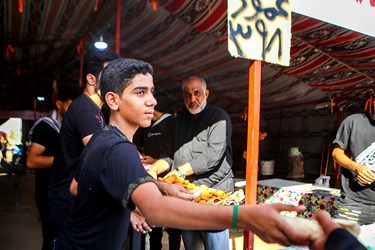 پذیرایی خادمان کوچک امام حسین(ع) از زائران