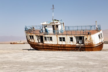 کشتی‌های به نمک نشسته در کف دریاچه ارومیه در بندر شرفخانه در شمال‌شرق دریاچه ارومیه دیده می‌شوند.