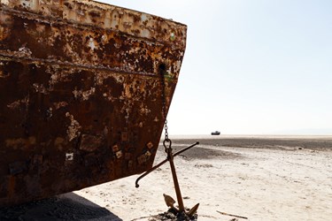 کشتی‌‌های به نمک نشسته در کف دریاچه ارومیه در بندر شرفخانه در شمال‌شرق دریاچه ارومیه دیده می‌شوند