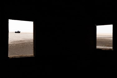 کشتی‌ به نمک نشسته در کف دریاچه ارومیه از پنجره کشتی دیگری در بندر شرفخانه در شمال‌شرق دریاچه ارومیه دیده می‌شود.