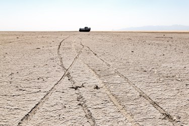 کشتی‌ به نمک نشسته در کف دریاچه ارومیه در بندر شرفخانه در شمال‌شرق دریاچه ارومیه دیده می‌شود.