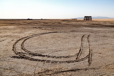 ساحل خشک بندر شرفخانه در شمال‌شرق دریاچه ارومیه.