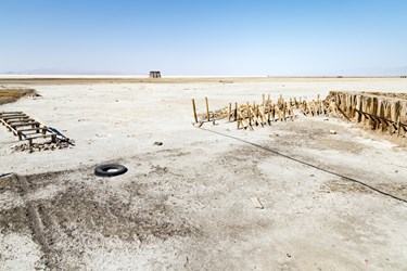 بقایای اسکله‌های قدیمی در ساحل خشک بندر شرفخانه در شمال‌شرق دریاچه ارومیه.