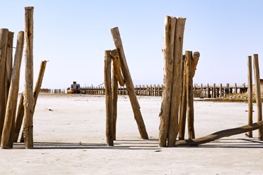 بقایای اسکله‌های قدیمی و کشتی‌های به نمک نشسته در کف دریاچه ارومیه در بندر شرفخانه در شمال‌شرق دریاچه ارومیه دیده می‌شوند.