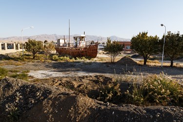 یکی از کشتی‌های قدیمی به نمک نشسته در بندر شرفخانه در شمال‌شرق دریاچه ارومیه برای نمایش عموم به موزه بندر شرفخانه در نزدیکی ساحل منتقل شده است.