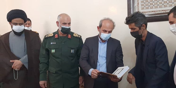 اهدای یک جلد قرآن از سوی رهبر انقلاب به خانواده شهید لندی