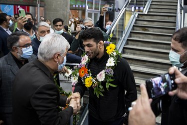 استقبال سجادی وزیر ورزش و جوانان از حسن یزدانی دارنده مدل طلای قهرمانی جهان در فرودگاه  امام خمینی (ره)