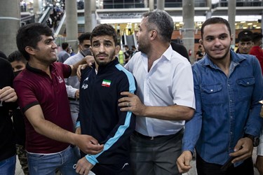استقبال مردم  از علیرضا سرلک  دارنده مدال نقره  قهرمانی جهان در فرودگاه  امام خمینی (ره)
