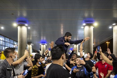 استقبال مردم  از کامران قاسم‌پور  دارنده مدال طلای  قهرمانی جهان در فرودگاه  امام خمینی (ره)