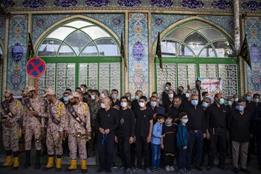 وداع آخر مردم در مراسم تشییع پیکر سعید حسنان در حسینیه شهدای سرخه