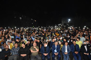 خیل جمعیت مردم شهرستان آمل در مقابل منزل محمدهادی ساروی قهرمان کشتی جهان