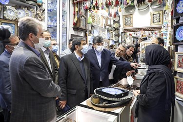 بازدید سیدعزت الله ضرغامی از بازارچه صنایع دستی و گفتوگو با هنرمندان و صنعتگران