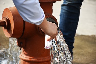 آزمایش آب توسط کارشناسان اداره آب جهت تایید بهداشت و سلامت آن برای توزیع