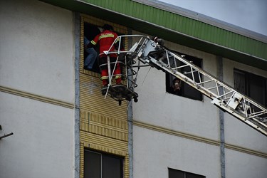 مانور امداد رسانی به حادثه دیدگان طبقات فوقانی ساختمان ها و انتقال آنها به مکانی امن