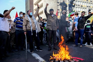 به آتش کشیدن  پرچم آمریکا و اسرائیل  در  اجتماع میدانی یوم الله 13 آبان مقابل لانه جاسوسی آمریکا