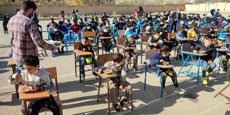 توزیع صبحانه گرم در مدارس حاشیه شهرکرد توسط دانشجومعلمان بسیجی