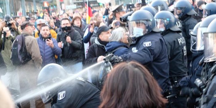 برخورد خشن پلیس آلمان با تظاهرات ضد محدودیت‌های کرونایی
