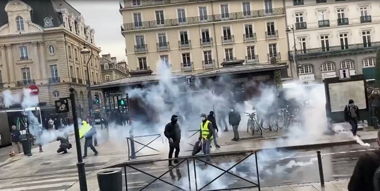 حمله مأموران فرانسوی به معترضان با گاز اشک‌آور