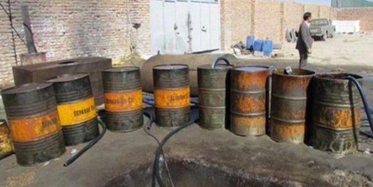 کشف محموله گازوئیل قاچاق جاسازی شده در کامیون شن و ماسه در هرمزگان +فیلم