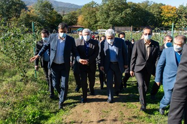 توضیحات مدیر مزرعه گردشگری توسکا به دکتر ستاری