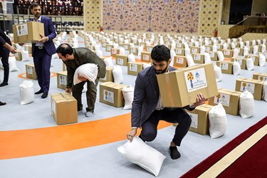 حسن یزدانی و علی‌اکبر رائفی‌پور در مراسم پویش کمک مؤمنانه در خانه کشتی شهید صدرزاده 