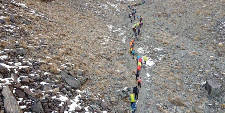 صعود همزمان 800 کوهنورد سپاهی به قله‌های بالای 3000 متر کشور