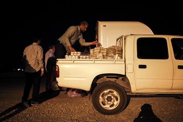 توزیع غذا و مایحتاج توست گروه های جهادی در منطقه زلزله زده فین