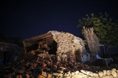 کمک رسانی گروه های جهادی و هلال احمر  در منطقه زلزله زده فین