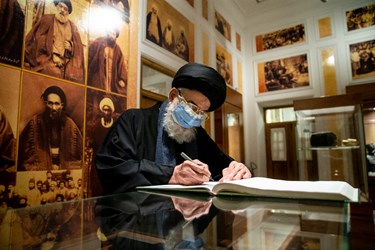  آیت الله محمود مرعشی نجفی در پایان آیین رونمایی از آثار پژوهشی کتابخانه، موزه و مرکز اسناد مجلس